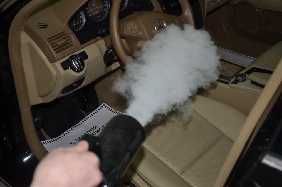 Как избавиться от неприятного запаха в автомобиле?